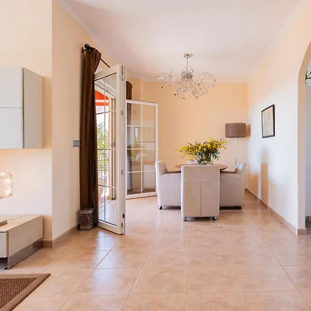 Luxury At 4 Star Apartment *